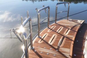 Stainless boat duckboard rail with rod holders